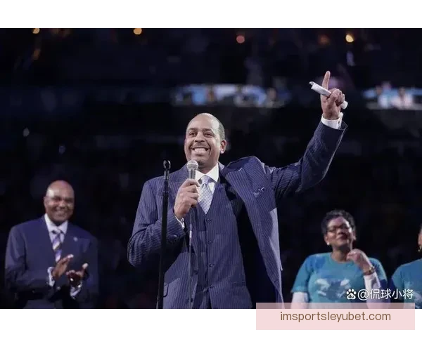 库里晒图致敬父亲球衣退役传奇光芒永照球馆穹顶